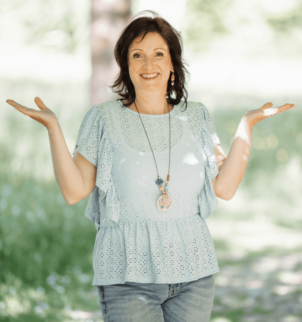 Frau von vorne Hände in die Höhe